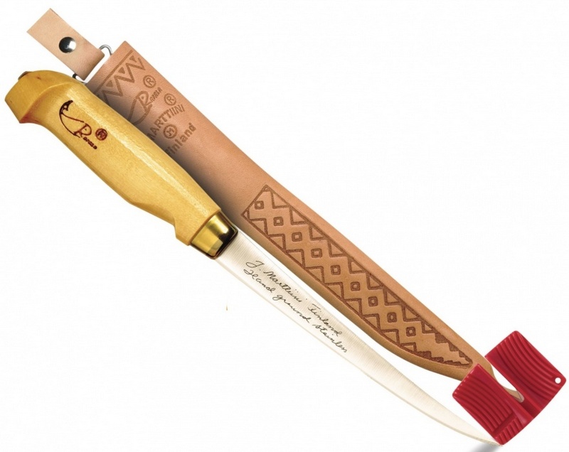 ORIGINÁLNÍ FINSKÝ NŮŽ MARTTINI!!Nádherný, klasický, elegatní styl a design tohoto filetovacího nože potěší oko i srdce každého uživatele.Kvalitní švédská ocel a rukojeť je z finské břízy.Kožené pouzdro je zdobeno rybářskými motivy.Materiál čepele : Nerezová švédská ocel,Materiál střenky : Finská bříza.Materiál pochvy : Kůže.