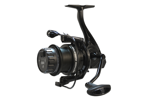 Naviják Carp Expert Method Indicator 5500. Moderní method feederový naviják s integrovaným digitálním indikátorem záběru iBite – skvělá volba pro lov v noci nebo za zhoršené viditelnosti.