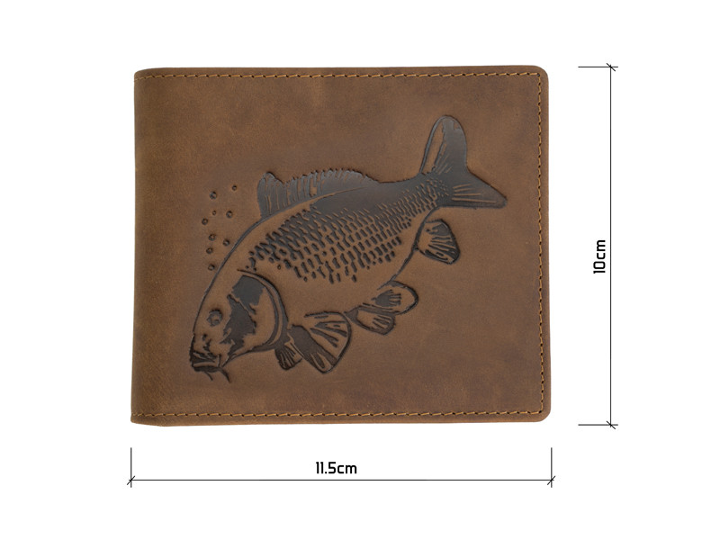 Kožená peněženka Delphin Carp Classic. Stylová kožená peněženka vylepšená klasickým motivem kapra, která bezpečně uchová vaše doklady i hotovost. Obsahuje několik přihrádek na platební a zákaznické karty, zapínací kapsu určenou pro mince, případně žetony a samozřejmě nechybí dvě přihrádky pro uložení bankovek. Peněženka je vyrobena z pravé kůže tmavě hnědé barvy, díky čemuž se vyznačuje kvalitou, odolností a příjemně se drží v ruce.