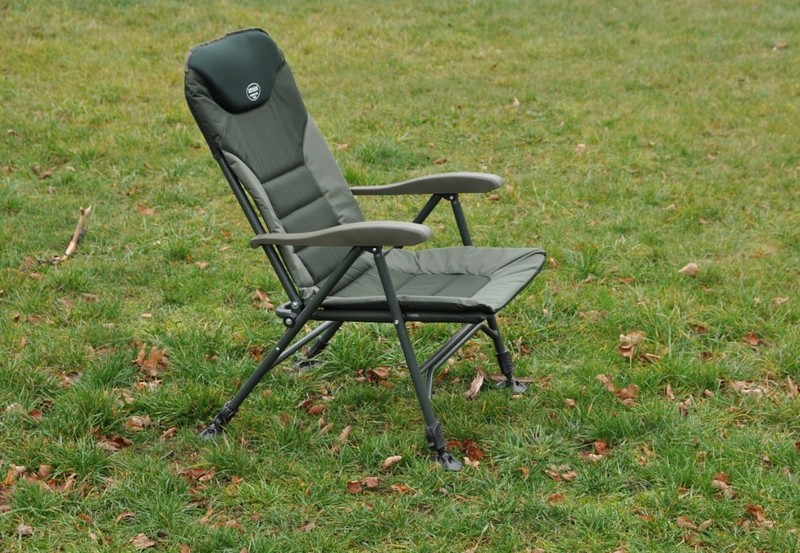 Skvěle navržené rybářské křeslo, které plní přání mnoha rybářů. Je vybaveno anatomicky tvarovaným opěradlem a silně polstrovaným neoprenovým polštářem. Všechny čtyři nohy jsou teleskopické, vybavené spolehlivou aretací a velkými patkami proti zaboření. Konstrukce je stabilní, překvapivě lehká a velmi pevná (nosnost 160 kg). Křeslo nabízí pohodlný systém naklápění opěradla při nadzdvižení opěrek na ruce.