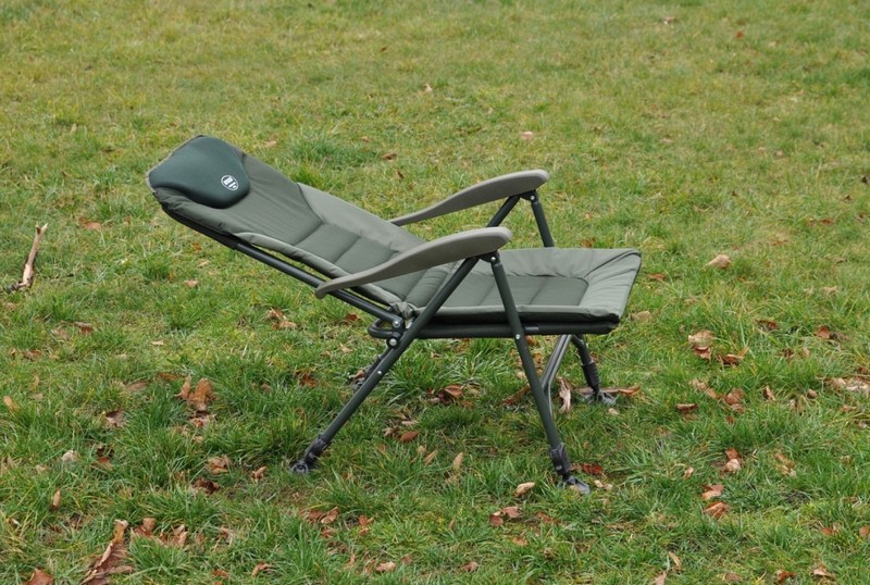 Skvěle navržené křeslo, které plní přání mnoha rybářů. Je vybaveno anatomicky tvarovaným opěradlem a silně polstrovaným neoprenovým polštářem. Všechny čtyři nohy jsou teleskopické, vybavené spolehlivou aretací a velkými patkami proti zaboření. Konstrukce je stabilní, překvapivě lehká a velmi pevná (nosnost 160 kg). Křeslo nabízí pohodlný systém naklápění opěradla při nadzdvižení opěrek na ruce.