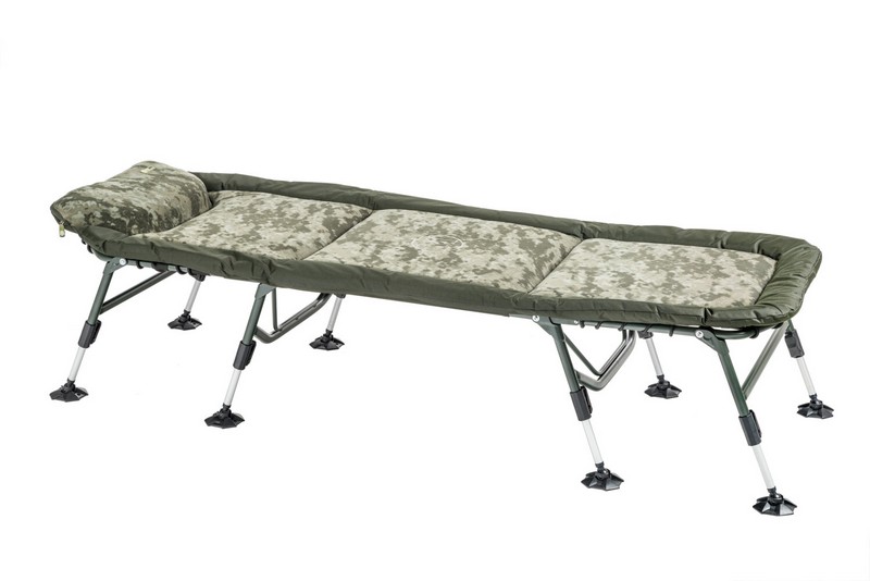 Lehátko Mivardi CamoCode Flat8.Extrémně lehké, velké a 100% ploché lehátko ve velice atraktivním designu s digitálním maskováním.Nadstandardně silná a velmi komfortní matrace s fleecovou vrchní vrstvou nabízí nejúčinnější systém regulace tuhosti pomocí elastického šněrování na spodní straně. Další výhodou jsou nohy s rozměrnými výkyvnými patkami a možností velkého vysunutí.Lehátko je dostupné ve variantě s osmi nebo se šesti nohami. Polštář = délka - 30 cm, šířka - 65 cm, výška - 15 cm Regulace upínání zad = délka - 60 cm, šířka - 70 cm Konstrukce = průměr trubek 2,5 cm