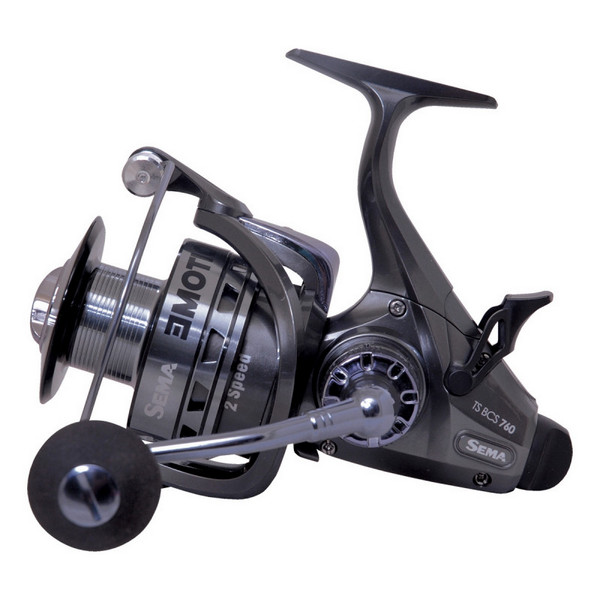 🎣 SEMA Emotion TS BCS – dvourychlostní naviják pro všestranný rybolov Navijáky řady SEMA Emotion TS BCS jsou vybaveny planetovým dvourychlostním převodem, který umožňuje snadné ruční přepínání mezi dvěma režimy podle aktuální situace: ⚡ Rychlejší převod je ideální při stahování nástrahy při zavážení nebo po dlouhém odhozu. 💪 Pomalý, silnější převod oceníš při zdolávání ryby, kdy je potřeba maximální síla a přesnost. Při přívlači můžeš využít různé rychlosti vedení nástrahy podle jejího typu – některé pracují nejlépe při svižnějším tempu, jiné vyžadují pomalé a citlivé navíjení. Tento systém poskytuje maximální kontrolu a přizpůsobení tvému stylu lovu. 🌟 Hlavní přednosti: 🔁 Planetový dvourychlostní převod s ručním přepínáním ⛔ ISS (Instant Stop System) – eliminace zpětného prokluzu rotoru 🎯 Multidisková přední brzda pro plynulý chod 🌀 Hliníková cívka – odolná a lehká ♻️ Náhradní plastová cívka v balení