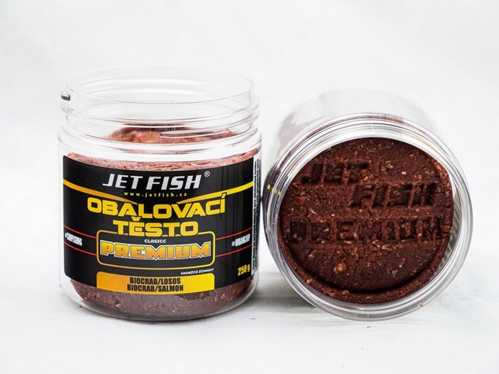 Jet Fish Obalovací těsto Premium Classic Biocrab/Losos. Kompletně univerzální těsta, která jsou navržena tak, aby byla vhodná jak pro obalování boilies, pelet, partiklů a dalších nástrah, tak i jako nástraha přímo na háček. Mohou být použita pro všechny metody rybolovu, včetně lovu na krmítko a feeder.