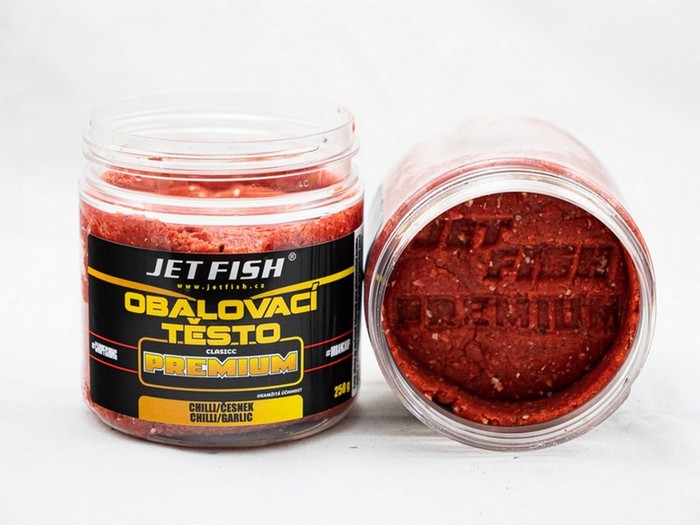 Jet Fish Obalovací těsto Premium Classic Chilli/Česnek. Kompletně univerzální těsta, která jsou navržena tak, aby byla vhodná jak pro obalování boilies, pelet, partiklů a dalších nástrah, tak i jako nástraha přímo na háček. Mohou být použita pro všechny metody rybolovu, včetně lovu na krmítko a feeder.
