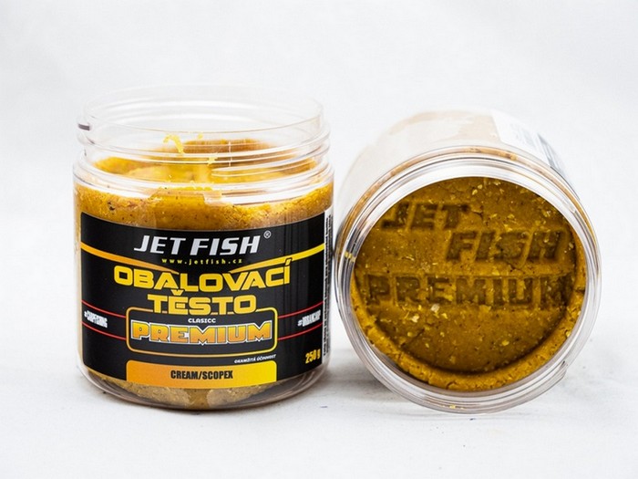 Jet Fish Obalovací těsto Premium Classic Cream/Scopex. Kompletně univerzální těsta, která jsou navržena tak, aby byla vhodná jak pro obalování boilies, pelet, partiklů a dalších nástrah, tak i jako nástraha přímo na háček. Mohou být použita pro všechny metody rybolovu, včetně lovu na krmítko a feeder.