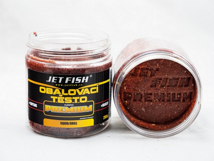 Jet Fish Obalovací těsto Premium Classic Squid/Krill. Kompletně univerzální těsta, která jsou navržena tak, aby byla vhodná jak pro obalování boilies, pelet, partiklů a dalších nástrah, tak i jako nástraha přímo na háček. Mohou být použita pro všechny metody rybolovu, včetně lovu na krmítko a feeder.