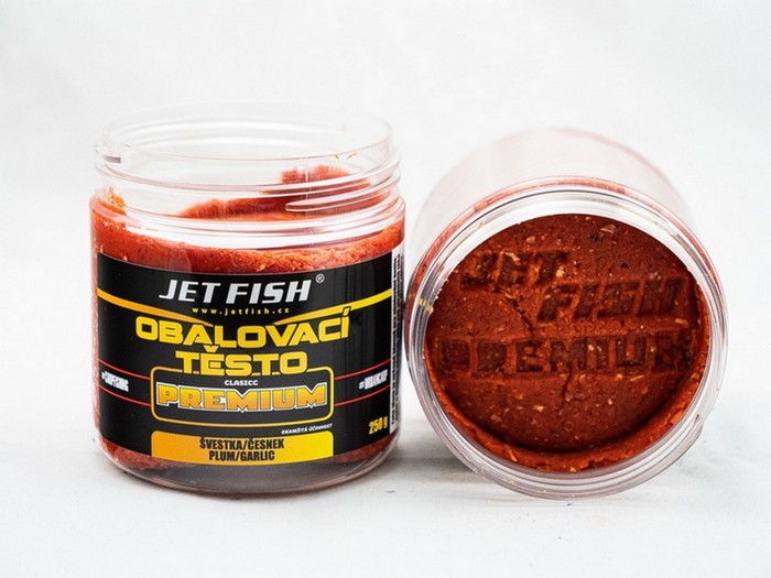 Jet Fish Obalovací těsto Premium Classic Švestka/Česnek. Kompletně univerzální těsta, která jsou navržena tak, aby byla vhodná jak pro obalování boilies, pelet, partiklů a dalších nástrah, tak i jako nástraha přímo na háček. Mohou být použita pro všechny metody rybolovu, včetně lovu na krmítko a feeder.