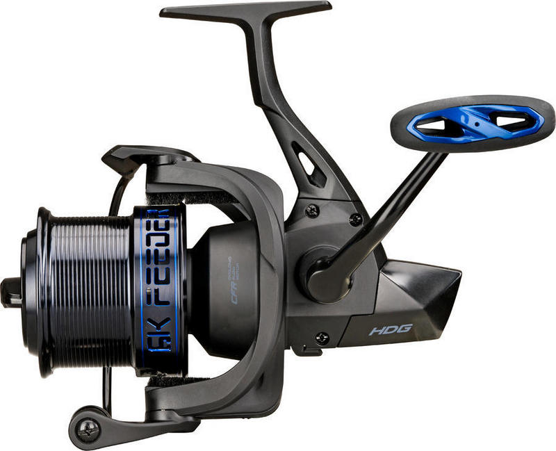 Okuma 6K-Feeder. Feedrový naviják 6K je navržen tak, aby splnil všechny požadavky pro feedrový rybolov na malých a středně velkých vodách. Je postaven na pevném grafitovém těle a se super pomalou oscilací šnekového hřídele poskytuje výjimečnou pokládku vlasce. 30 mm dlouhý zdvih cívky napomáhá dosaženému výkonu při nahazování. Rychlá progresivní brzda poskytuje maximální kontrolu při zdolávání. Technologie Kompaktní tělo navijáku Cívka s dlouhým zdvihem 30 mm Jednodílný překlapěč Grafitové tělo - korozivzdorné 3 kuličková + 1 válečkové ložisko Rychlá blokace zpětného chodu 2 kulaté klipy na vlasec Pevná kovová klička Oscilace se šnekovou hřídelí Strojově frézované pastorkové kolo z mosazi Odolná obroučka překlapěče z pevného hliníku Rotor precizně vyvážen pomocí počítače Rolnička zabezpečující hladký průchod silonu Brzdný systém rotoru Rychlá-progresivní brzda Technické parametry : Hmotnost navijáku: 486g Kuličková ložiska (ks): 3+1 Převodový poměr: 5,3:1 Návin na 1 otočení kličky: 103cm Materiál těla: grafit Materiál cívky: obráběný hliník Kapacita cívky: 0,25mm/180m Náhradní cívka: NE Typ kličky: jednoduchá Maximální brzdná síla : 12kg