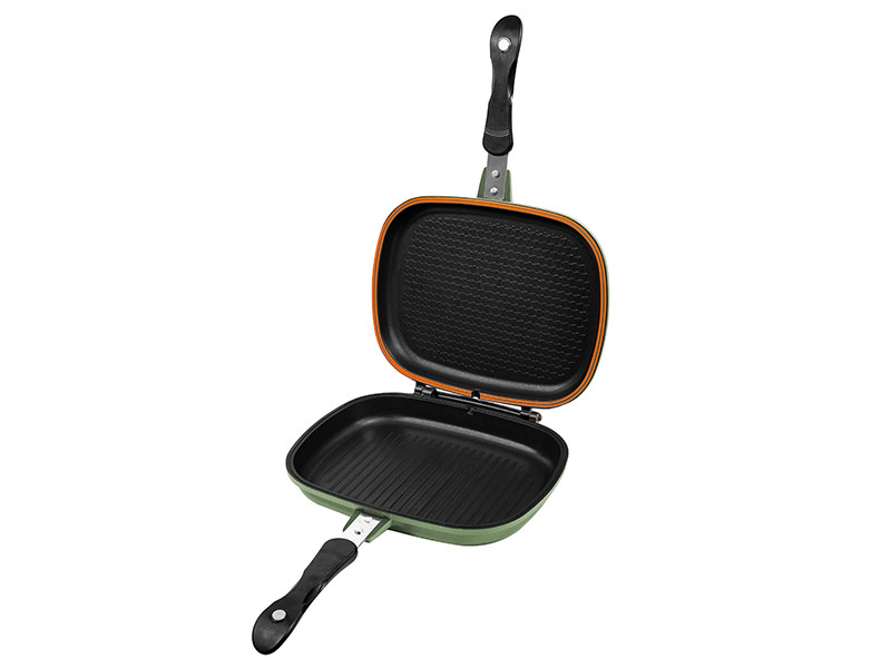 🍳 ProfiPAN – uzavíratelná pánev pro vaření v přírodě 🎣 Na ryby, 🥾 na túru nebo jen 🔥 ke kempovému ohni – ProfiPAN je spolehlivý parťák, se kterým si uvaříš kdekoli. Díky oboustrannému uzavíratelnému systému s magnetickým zámkem drží obě poloviny pevně pohromadě, a tak lze pánev jednoduše otáčet i během vaření. O dokonalé utěsnění se stará tepelně odolné silikonové těsnění, které zajišťuje rychlé prohřátí vnitřního prostoru bez úniku tepla – ideální pro úsporu času i paliva. 💡 Klíčové vlastnosti: 🔁 Oboustranné provedení – snadné otočení bez ztráty tepla 🧲 Magnetický zámek v rukojeti – pevné a bezpečné spojení obou polovin 🔥 Tepelně těsnící okraj – drží teplo uvnitř, vaření je rychlejší 🍖 Nepřilnavý povrch – minimum připálenin, snadné čištění 🪶 Hliníkové tělo – lehké, pevné a odolné proti poškození 🧼 Snadno omyvatelný povrch – ideální i pro polní podmínky 🔧 Náhradní těsnění v balení – a možnost dokoupení dalších 📊 Technické parametry: • Vnější rozměry pánve: 28 × 22 × 7 cm • Vnitřní rozměry pánve: 26 × 20 cm • Délka rukojeti: 20 cm • Celkové rozměry s rukojetí: 28 × 42 × 7 cm