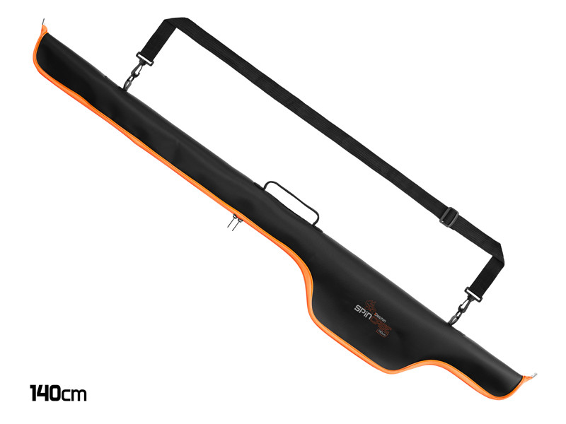 🎣 Delphin SpinCASE EVA 140 cm – spolehlivá ochrana přívlačového prutu v každém počasí. Delphin SpinCASE EVA je jednokomorové pouzdro na prut, které spojuje funkčnost, praktičnost a spolehlivou ochranu v jednom. Vyrobené je z voděodolného EVA materiálu, který bezpečně chrání prut i naviják před vlhkostí, deštěm a mechanickým poškozením. Ideální volba pro všechny vláčkaře, kteří vyžadují rychlou manipulaci a jistotu při transportu vybavení. EVA materiál je pevnější než klasická textilie, takže spolehlivě brání nárazům a otěrům. Zároveň se snadno čistí, neabsorbuje pachy a udržuje si svůj vzhled i po dlouhodobém používání. Rozšířená část pouzdra umožňuje pohodlné uložení celé přívlačové sestavy včetně navijáku. O stabilní fixaci během převozu se starají vnitřní suché zipy, které prut pevně drží na místě a zabraňují jeho pohybu. Pro pohodlné přenášení nechybí nastavitelný ramenní popruh ani pevné gumové madlo. Kvalitní zip se dvěma běžci zajišťuje hladké a bezpečné uzavření. A pokud pouzdro zrovna nepoužíváte, díky flexibilnímu EVA materiálu jej lze srolovat do kompaktní velikosti – ideální pro skladování nebo převoz v autě.