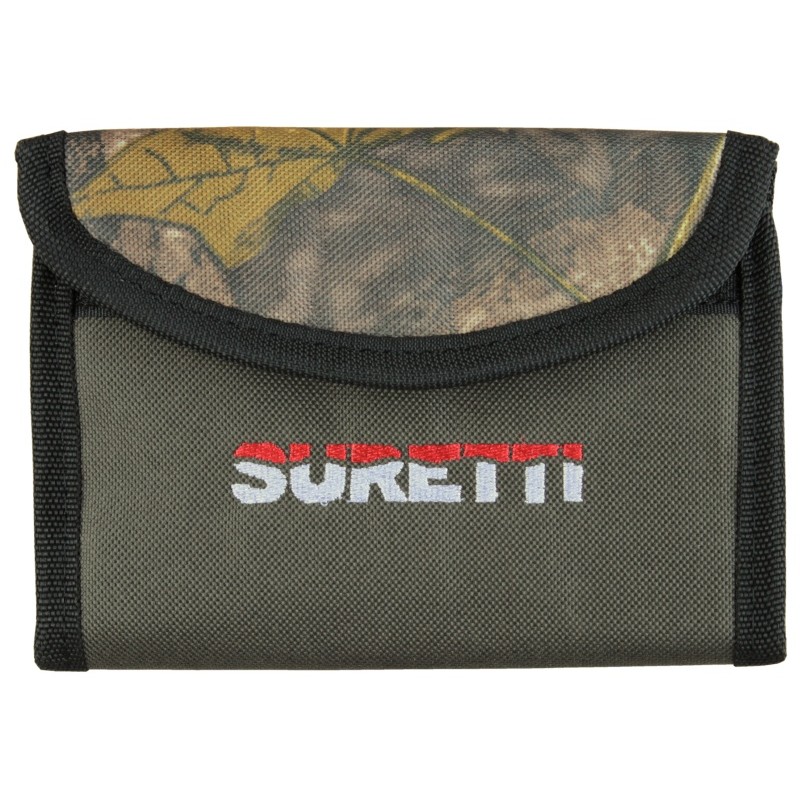 Pouzdro SURETTI na doklady a drobnosti Malé pouzdro na návazcový materiál,doklady a jiné drobnosti. Pouzdro má rozměry 17x13x2cm. Na zadní straně pouzdra je uzavíratelná kapsu na zip. Uvnitř je siťovaná kapsa 15x8cm. 6 přihrádek z průhledného materiálu, díky kterému budete mít o všem přehled.