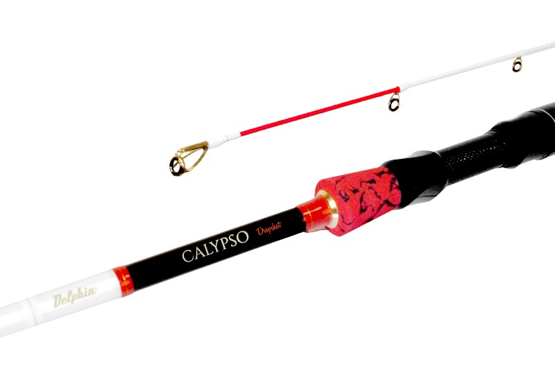 Čistokrevný dropshot ze série Calypso je bezchybným prutem, který ani milimetr nezaostává za svým agresivním vizuálem. Blank prutu je kompletně postavený z 30T carbonu. Na něm kraluje série oček od Seaguide. Celý prut je mimořádně štíhlý, lehký a výjimečně rychlý. Nadčasový bílo černý design blanku je doplněný zlato-červenými detaily. Kombinace karbonových součástí sedla červeno černé foukané pěny je už jen pomyslnou třešničkou! Tento vyvážený celek bude vaší prodlouženou rukou při lovu na drop shot! Technické parametry: Model 214cm/5-28g Počet dílů: 2 Průměr blanku nad rukojetí: 10,7mm Počet oček: 8 Transportní délka: 112cm Hmotnost: 130g Rukojeť: EVA pena Délka rukojeti (od spodní části prutu po střed sedla): 28cm