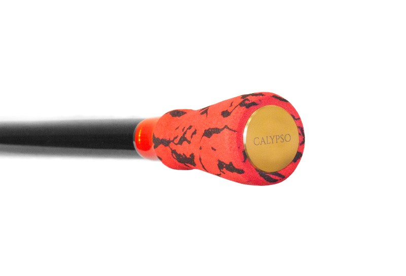 Čistokrevný dropshot ze série Calypso je bezchybným prutem, který ani milimetr nezaostává za svým agresivním vizuálem. Blank prutu je kompletně postavený z 30T carbonu. Na něm kraluje série oček od Seaguide. Celý prut je mimořádně štíhlý, lehký a výjimečně rychlý. Nadčasový bílo černý design blanku je doplněný zlato-červenými detaily. Kombinace karbonových součástí sedla červeno černé foukané pěny je už jen pomyslnou třešničkou! Tento vyvážený celek bude vaší prodlouženou rukou při lovu na drop shot! Technické parametry: Model 214cm/5-28g Počet dílů: 2 Průměr blanku nad rukojetí: 10,7mm Počet oček: 8 Transportní délka: 112cm Hmotnost: 130g Rukojeť: EVA pena Délka rukojeti (od spodní části prutu po střed sedla): 28cm