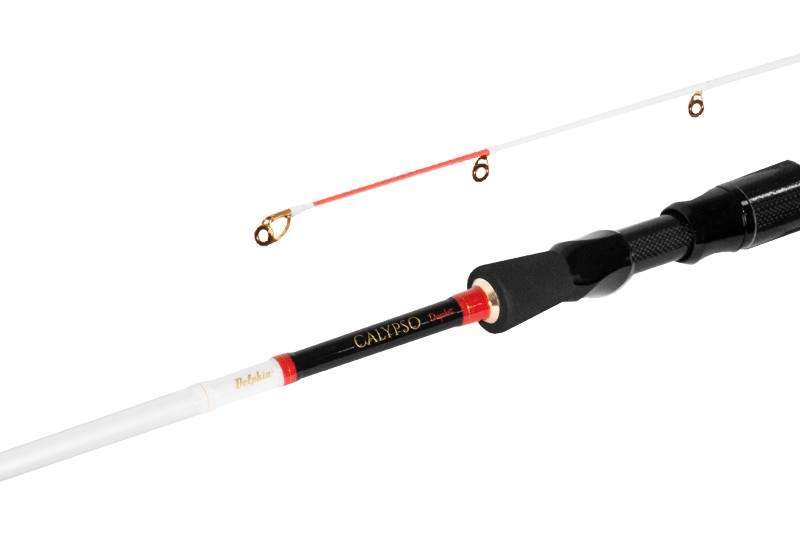 Rozšíření mimořádně oblíbené série Calypso o modely určené na přívlačový lov metodou Dropshot.Blanky light modelů jsou kompletně postavené na 30T carbonu.Díky tomu jsou neuvěřitelně lehké a extrémně rychlé.Na blancích je vyvázaná série značkových, vysoce kvalitních oček od firmy Seaguide!Každý pohyb nástrahy máte jen a jen ve své moci.Nadčasový bílo černý design blanku je doplněný decentními zlatými a červenými detaily.Na ně výborně navazuje i carbon provedení detailů sedla.Tento ucelený, do tečky promyšlený design dokonale koresponduje s výsostně sportovním charakterem celého prutu.