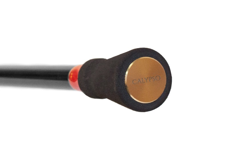 Rozšíření mimořádně oblíbené série Calypso o modely určené na přívlačový lov metodou Dropshot.Blanky light modelů jsou kompletně postavené na 30T carbonu.Díky tomu jsou neuvěřitelně lehké a extrémně rychlé.Na blancích je vyvázaná série značkových, vysoce kvalitních oček od firmy Seaguide!Každý pohyb nástrahy máte jen a jen ve své moci.Nadčasový bílo černý design blanku je doplněný decentními zlatými a červenými detaily.Na ně výborně navazuje i carbon provedení detailů sedla.Tento ucelený, do tečky promyšlený design dokonale koresponduje s výsostně sportovním charakterem celého prutu.