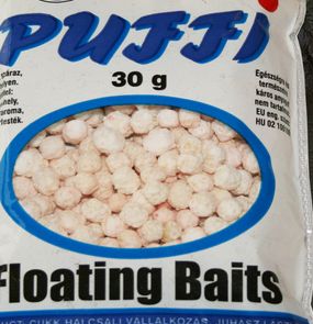 Puffi CUKK Cukrové bílé mini je oblíbená a velice účinná klasická nástraha pro lov kaprovitých ryb.Tato pufovaná nástraha, je velmi lehká má schopnost plavat a tudíž nezapadne do bahna nebo jiné překážky co se ukrývá na dně.Je jednou z nejúspěšnějších nástrah,kterou lze použít během celého roku.Umožňuje lov klasicky na háček nebo i mimo háček na vlas.Originální Maďarská pufovaná nástraha.