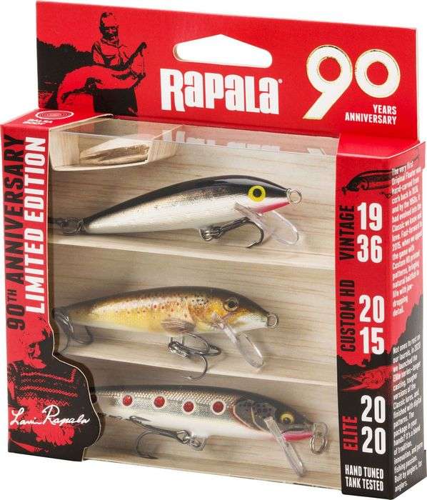 🏆 Sběratelský set tří ikonických nástrah Rapala Floater. Rapala slaví 90 let od svého založení a při této příležitosti přináší exkluzivní výroční set tří legendárních woblerů Floater, které představují klíčové milníky ve vývoji značky. Každý kus symbolizuje jinou etapu – od historického provedení přes moderní digitální potisk až po špičkovou elitní verzi. Rapala je dodnes jediným velkosériovým výrobcem, který používá odpovědně získávané dřevo balzy, a zůstává tak věrná přírodě i ručnímu zpracování. Součástí balení je také nepomalovaný tělový polotovar z balzy, který znázorňuje cestu nástrahy od surového dřeva až po hotové mistrovské dílo. Limitovaná edice Rapala 90 Years Lure Kit spojuje minulost, současnost a budoucnost značky v jednom jedinečném setu – ideální pro sběratele i vášnivé rybáře, kteří si potrpí na kvalitu, tradici a preciznost zpracování.