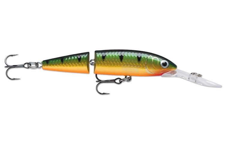 Rapala Jointed Deep Husky Jerk 08 P je dvoudílný zvukový wobler s výrazným chodem. Plastové tělo, neutrální schopnost plavání, efektní barvy. Tato nástraha je mimořádně účinná při pomalém vedení za chladnějšího počasí, díky přesnému vyvážení dokáže ustrnout při zastavení navíjení.