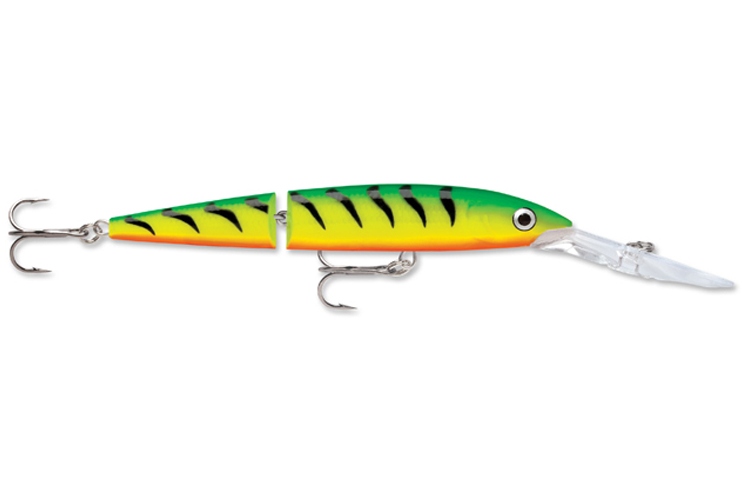 Rapala Jointed Deep Husky Jerk 12 FT je dvoudílný zvukový wobler s výrazným chodem. Plastové tělo, neutrální schopnost plavání, efektní barvy. Tato nástraha je mimořádně účinná při pomalém vedení za chladnějšího počasí, díky přesnému vyvážení dokáže ustrnout při zastavení navíjení.