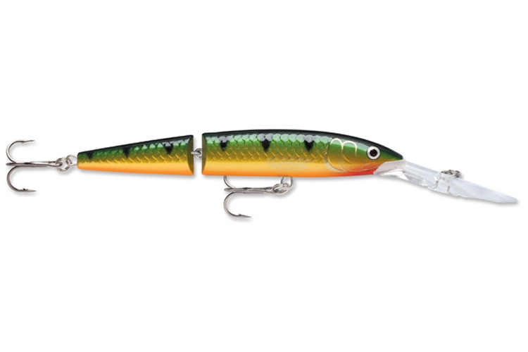 Rapala Jointed Deep Husky Jerk 12 P je dvoudílný zvukový wobler s výrazným chodem. Plastové tělo, neutrální schopnost plavání, efektní barvy. Tato nástraha je mimořádně účinná při pomalém vedení za chladnějšího počasí, díky přesnému vyvážení dokáže ustrnout při zastavení navíjení.