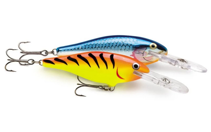 🎯 Rapala Shad Rap patří mezi nejúspěšnější wobblery všech dob. Je plovoucí, vyrobený z balzy a díky svému tvaru těla dokáže snadno dosáhnout většího zanoření, aniž by ztratil přirozenou akci. 🌊 Vyniká stabilním vedením i v proudu, precizním vyvážením a věrně napodobuje přirozený pohyb rybky. Skvěle pracuje při vláčení i trollingu, a to ve všech velikostech od 04 po 09. 📏 Dostupné velikosti: Shad Rap 04 – délka 4 cm, mělčí zanoření, ideální na okouny a pstruhy Shad Rap 05 – univerzální model pro většinu situací Shad Rap 06 – nejrozšířenější velikost pro každodenní vláčku Shad Rap 07 – oblíbený model na štiky, candáty a boleny Shad Rap 08 – pro větší dravce a hlubší partie Shad Rap 09 – největší varianta pro selektivní lov velkých ryb 🐟 Cílové druhy: štika, candát, okoun, pstruh, bolen, sumec. Každý model je osazen kvalitními trojháčky VMC a navržen pro maximální efektivitu při sladkovodním i brakickém rybolovu.