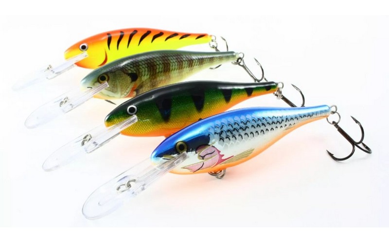🎯 Shad Rap 08 je určen pro cílený lov větších ryb. 🌊 Nabízí silnější akci, hlubší zanoření a vysokou stabilitu při vedení. 🐟 Perfektní na štiky, candáty i boleny, a to při přívlači i trollingu. ⚙️ Věrná imitace rybky i při rychlejším vedení.