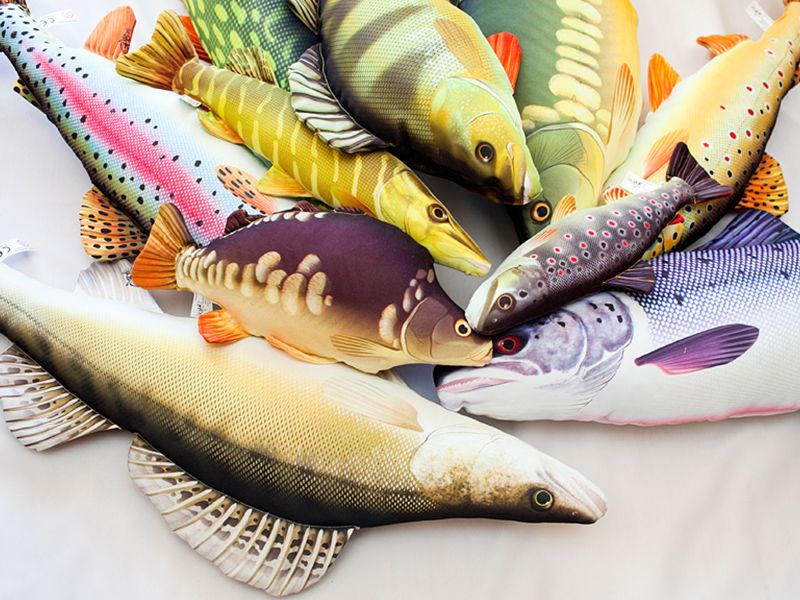 Polštáře Gaby představují originální spojení dekorace a rybářské vášně. Jsou ručně šité v Polsku z měkkého, hypoalergenního a z 80 % recyklovaného materiálu. Každý kus věrně napodobuje skutečnou rybu – od kapra přes štiku až po sumce. Realistické barvy, detailní potisk a příjemná výplň z dutého vlákna z nich dělají ideální dárek pro rybáře nebo stylový doplňek do bytu, auta či na chatu. Tyto měkké imitace ryb potěší každého, kdo chce mít svůj oblíbený úlovek vždy na dosah.