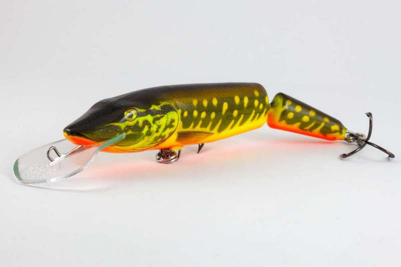 🎣 Salmo Pike je legendární wobler navržený tak, aby věrně napodoboval mladou štiku – přirozenou kořist velkých dravců. Díky svému realistickému vzhledu a přesnému chodu se stal oblíbenou volbou profesionálních rybářů při lovu trofejních štik, candátů či sumců.
