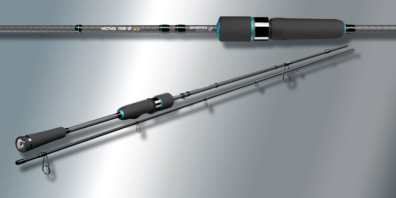 Sportex Nova Dropshot. Kompletně vylepšená série prutů Sportex Nova Dropshot RS-2, nyní ještě snazší, rychlejší a odolnější. Blank je vyroben z ultra vysoce modulovaného uhlíku, díky čemuž je extrémně odolný a lehký. Osazen citlivou špičkou pro bleskovou indikaci záběru a pohodlný zásek. Pruty SPORTEX Dropshot RS-2 jsou určeny pro lov pstruhů, okounů, jelců a podobných menších ryb. Kvalitní SIC očka a pevné sedlo navijáku je samozřejmostí, novinkou je však držák háčků díky kterému budou vaše očka dokonale chráněna. Absolutně TOP volba pro lov s pomocí menších gumových nástrah.  Technické parametry : Délka : 225cm Počet dílů : 2 Počet oček : 8 Odhozová zátěž : 10g (Tolerance 5-19g) Váha : 129g Transportní délka : 117cm