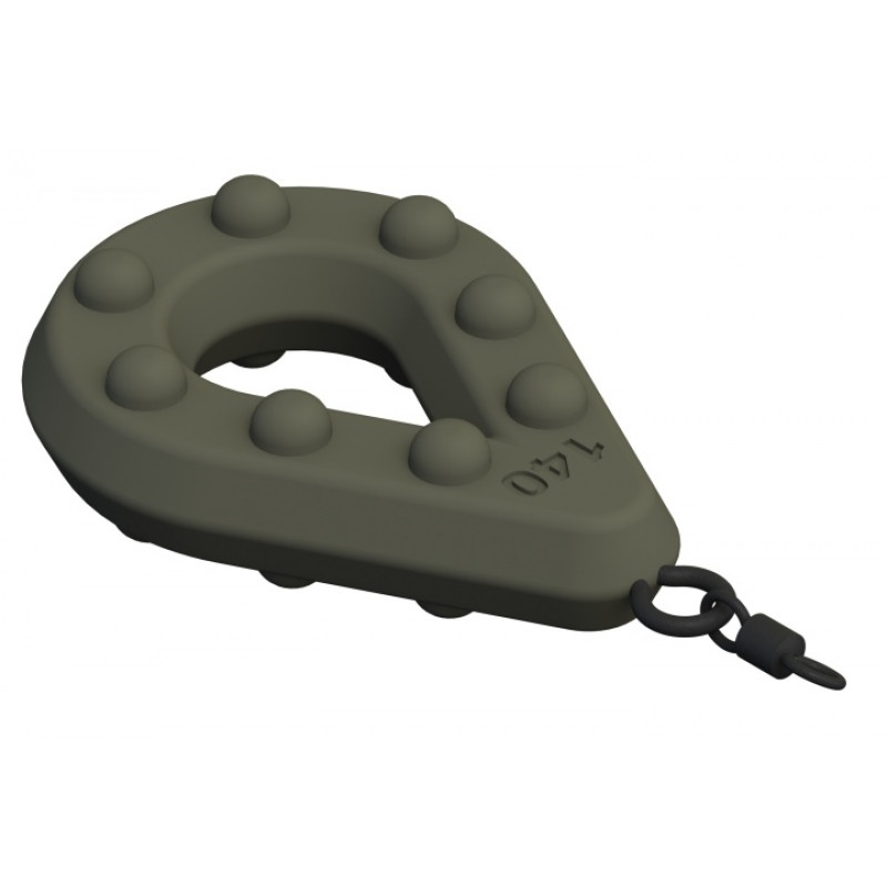 Zátěž Suretti Tear ve tvaru slzy je vybavena protiskluzovými výstupky a výrazným otvorem uprostřed, který umožňuje volný průchod vody. Tím se snižuje odpor při dopadu a zátěž rychleji a pevněji zapadne do měkkého dna.