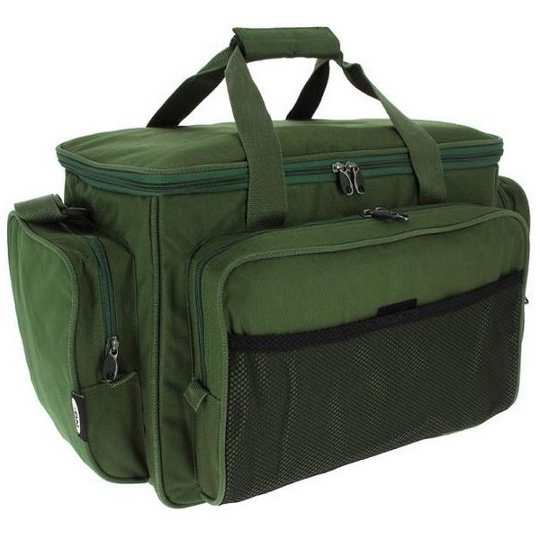 Taška NGT Green Insulated Carryall 709 NGT přichází s novým nástupcem nejprodávanější tašky Green Insulated Carryall 909 a to v podobně velmi kvalitní, polstrované rybářské tašky v klasické zelené barvě s velkou síťovanou kapsou vpředu. Kvalitní a robustní zipy vám zaručí dlouhou výdrž a spokojenost. Hlavní kapsa je vypolstrovaná a vybavená částečnou termoizolací. Můžete tak udržet déle v chladu jak potraviny tak třeba boilie nebo pelety. Polstrování je 1,5 cm silné. Drží naprosto dokonale svůj tvar, ale přitom jde složit téměř na plocho. Samozřejmostí je kvalitní polstrovaný popruh. Jako materiál byl použit voděodolný polyester 600D s PVC potahem . Taška je tak naprosto voděodolná. ROZMĚRY: 52 x 36 x 42 cm