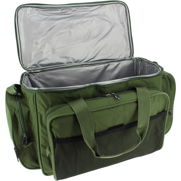 Taška NGT Green Insulated Carryall 709 NGT přichází s novým nástupcem nejprodávanější tašky Green Insulated Carryall 909 a to v podobně velmi kvalitní, polstrované rybářské tašky v klasické zelené barvě s velkou síťovanou kapsou vpředu. Kvalitní a robustní zipy vám zaručí dlouhou výdrž a spokojenost. Hlavní kapsa je vypolstrovaná a vybavená částečnou termoizolací. Můžete tak udržet déle v chladu jak potraviny tak třeba boilie nebo pelety. Polstrování je 1,5 cm silné. Drží naprosto dokonale svůj tvar, ale přitom jde složit téměř na plocho. Samozřejmostí je kvalitní polstrovaný popruh. Jako materiál byl použit voděodolný polyester 600D s PVC potahem . Taška je tak naprosto voděodolná. ROZMĚRY: 52 x 36 x 42 cm
