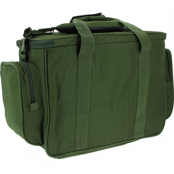 Taška NGT Green Insulated Carryall 709 NGT přichází s novým nástupcem nejprodávanější tašky Green Insulated Carryall 909 a to v podobně velmi kvalitní, polstrované rybářské tašky v klasické zelené barvě s velkou síťovanou kapsou vpředu. Kvalitní a robustní zipy vám zaručí dlouhou výdrž a spokojenost. Hlavní kapsa je vypolstrovaná a vybavená částečnou termoizolací. Můžete tak udržet déle v chladu jak potraviny tak třeba boilie nebo pelety. Polstrování je 1,5 cm silné. Drží naprosto dokonale svůj tvar, ale přitom jde složit téměř na plocho. Samozřejmostí je kvalitní polstrovaný popruh. Jako materiál byl použit voděodolný polyester 600D s PVC potahem . Taška je tak naprosto voděodolná. ROZMĚRY: 52 x 36 x 42 cm