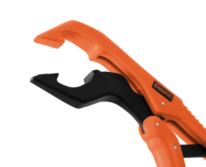 Vylovovací kleště Delphin ATAK! Fish Grippers jsou určeny pro vylovování dravých ryb ze břehu nebo z člunu. Jejich délka je 25cm, a proto s nimi dokážete vylovit i ty největší štiky nebo candáty. Vyhotovené jsou z plastu oranžové barvy, který je dobře viditelný za každých podmínek. Spodní pohyblivá čelist je černé barvy. S našimi vylovovacími kleštěmi se už nemusíte bát poranění a můžete s nimi rybu bezpečně vylovit a zbavit ji háčků. Na jednom rameni rukojeti je otvor s provlečenou šňůrkou a zatahovacím mechanismem pro upevnění na ruku.