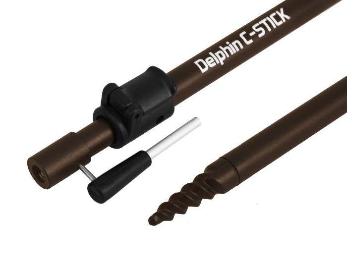 Delphin C-STICK je teleskopická vidlička se zavrtávací hrotem. Už první pohled napoví o prémiovém vyhotovení tohoto robustního a přitom lehkého produktu. Základ tvoří silnostěnné trubky s práškovou povrchovou úpravou, které zajišťují vysokou životnost vidličky. Vysouvací mechanismus převzatý z bivaku Delphin DUAL ZONE je jednoduchý a zároveň brání jakémukoliv samovolnému složení vidličky. Spodní část vidličky je osazena masivním vrtákem, který dovolí zavrtat vidličku i do tvrdších štěrkových podkladů.