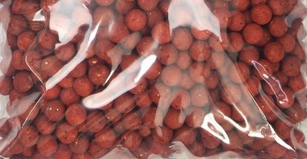 🔥 Spice Shrimp (Kořeněná kreveta) – Prémiová příchuť s komponenty z řady Orient Shrimp. Obsahuje zakázkový esenciální olej, krevetový extrakt, moučku a tekutou potravu. Silně atraktivní směs, která boduje i mezi zkušenými rybáři.