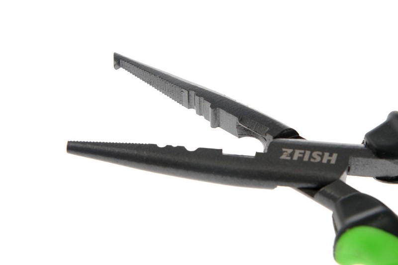ZFISH Combo Set ZFS je combo sada složená z kvalitních kleští primárně určených k rozevírání kroužků na nástrahách a krimpování svorek a trubiček při tvorbě návazců a lanek na dravce a dále sada obsahuje kvalitní filetovací nůž s pevným ochranným pouzdrem.  Rybářské kleště na kroužky s teflonovou úpravou  Multifunkční čelisti z uhlíkové oceli Pohodlný protiskluzový úchop Délka 178 mm Filetovací nůž z nerezové oceli o délce čepele 178 mm  Rukojeť z kvalitní termoplastické gumy Ochranné pouzdro