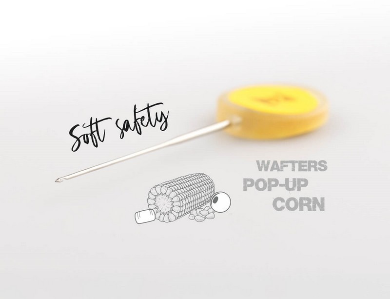 Jemná jehla vhodná pro nastražení malých a měkkých nástrah jako je kukuřice, wafters nebo například POP UP boilies. Prémiová řada jehel Z-Needle je navržena pro maximální výkon a spolehlivost. Díky materiálu s vyšší schopností absorbovat a emitovat světlo je tato jehla ideální pro práci při jakýchkoliv světelných podmínkách. Unikátní design a zvýšená svítivost ve tmě zajistí, že ji snadno najdete a nikdy ji neztratíte.  Vlastnosti:  Všestranné využití – Ideální pro širokou škálu rybářských nástrah Zvýšená viditelnost ve tmě – Speciální materiál pro snadnou lokalizaci i při slabém osvětlení Prémiová kvalita – Vysoká odolnost, precizní zpracování a dlouhá životnost Ergonomický design s protiskluzovým povrchem – Pohodlné držení i při dlouhodobém používání S jehlou Z-Needle máte jistotu preciznosti a efektivity, ať už rybaříte ve dne nebo v noci