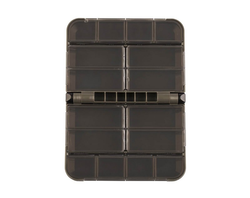 ZFISH Mini Double Box L je praktická oboustranná krabička/organizér od české značky ZFISH. Tento kompaktní box disponuje 16-ti menšími samostatně uzavíratelnými přihrádkami s čirými krytem, takže snadno a ihned vidíte kam a pro co sáhnout. Bezpečné uzavírání, nebo nechtěné otevření zajišťují velice pevné panty. Jednoduchý a čistý design se zkosenými a oblými hranami nejen skvěle vypadá, ale díky oblým tvarům je i samotná manipulace mnohem příjemnější. Výborný dojem už jen podtrhují odolné materiály a komponenty ve velmi elegantním, temně olivově zeleném provedení. Tento kompaktní box je například vhodný na nejdrobnější bižuterii a příslušenství, které potřebujete mít vždy po ruce, ideálně někde v kapse.  Kvalitní, kompaktní, oboustranný tackle box/organizér 16 samostatně uzavíratelných přihrádek s čirými krytem Bezpečné uzavírání, nebo nechtěné otevření zajišťují velice pevné panty Moderní a čistý design v kombinaci s kvalitními materiály a komponenty v temně olivově zeleném provedení Celkové rozměry: 132 x 97 x 34 mm