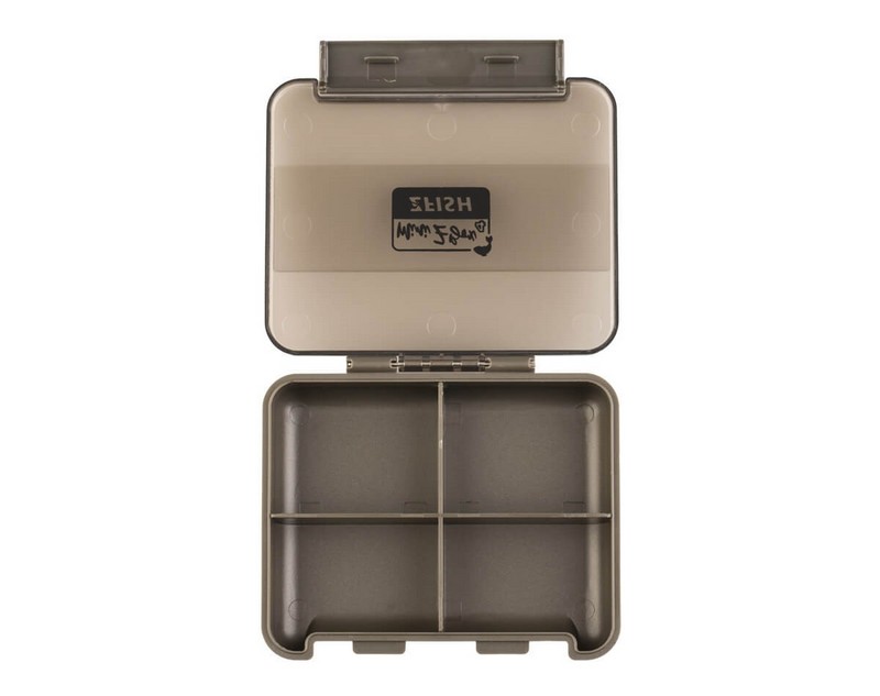 ZFISH Mini Box 4 je praktická kompaktní krabička/organizér od české značky ZFISH. Tento mini box disponuje 4-mi přihrádkami a čirým víkem/krytem, takže snadno a ihned vidíte kam a pro co sáhnout. Bezpečné uzavírání, nebo nechtěné otevření zajišťuje velký klip na přední straně a pevné panty. Jednoduchý a čistý design se zkosenými a oblými hranami nejen skvěle vypadá, ale díky oblým tvarům je i samotná manipulace mnohem příjemnější. Výborný dojem už jen podtrhují odolné materiály a komponenty ve velmi elegantním, temně olivově zeleném provedení. Tento malý kompaktní box je vhodný na nejdrobnější bižuterii a příslušenství, které potřebujete mít vždy po ruce, ideálně někde v kapse.  Kvalitní, kompaktní tackle box/organizér ideální na nezbytné drobnosti do kapsy 4 přihrádky s čirým víkem/krytem Bezpečné uzavírání, nebo nechtěné otevření zajišťují velice pevné panty Moderní a čistý design v kombinaci s kvalitními materiály a komponenty v temně olivově zeleném provedení Celkové rozměry: 102 x 80 x 24 mm