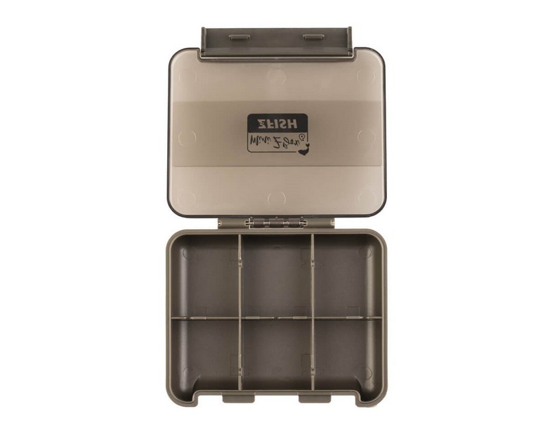 ZFISH Mini Box 6 je praktická kompaktní krabička/organizér od české značky ZFISH. Tento mini box disponuje 6-ti přihrádkami a čirým víkem/krytem, takže snadno a ihned vidíte kam a pro co sáhnout. Bezpečné uzavírání, nebo nechtěné otevření zajišťuje velký klip na přední straně a pevné panty. Jednoduchý a čistý design se zkosenými a oblými hranami nejen skvěle vypadá, ale díky oblým tvarům je i samotná manipulace mnohem příjemnější. Výborný dojem už jen podtrhují odolné materiály a komponenty ve velmi elegantním, temně olivově zeleném provedení. Tento malý kompaktní box je vhodný na nejdrobnější bižuterii a příslušenství, které potřebujete mít vždy po ruce, ideálně někde v kapse.  Kvalitní, kompaktní tackle box/organizér ideální na nezbytné drobnosti do kapsy 6 přihrádek s čirým víkem/krytem Bezpečné uzavírání, nebo nechtěné otevření zajišťují velice pevné panty Moderní a čistý design v kombinaci s kvalitními materiály a komponenty v temně olivově zeleném provedení Celkové rozměry: 102 x 80 x 24 mm